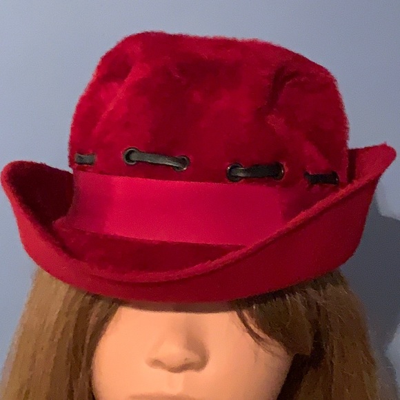 Hutzler’s vintage Touch Of Red felt hat with faux fur and lacing - Picture 1 of 7
